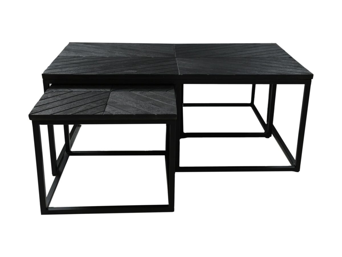 Twee zwarte nesttafels met getextureerde, geometrisch gepatroneerde bladen en metalen frames. Ze zijn gestapeld met de kleinere tafel gedeeltelijk onder de grotere.