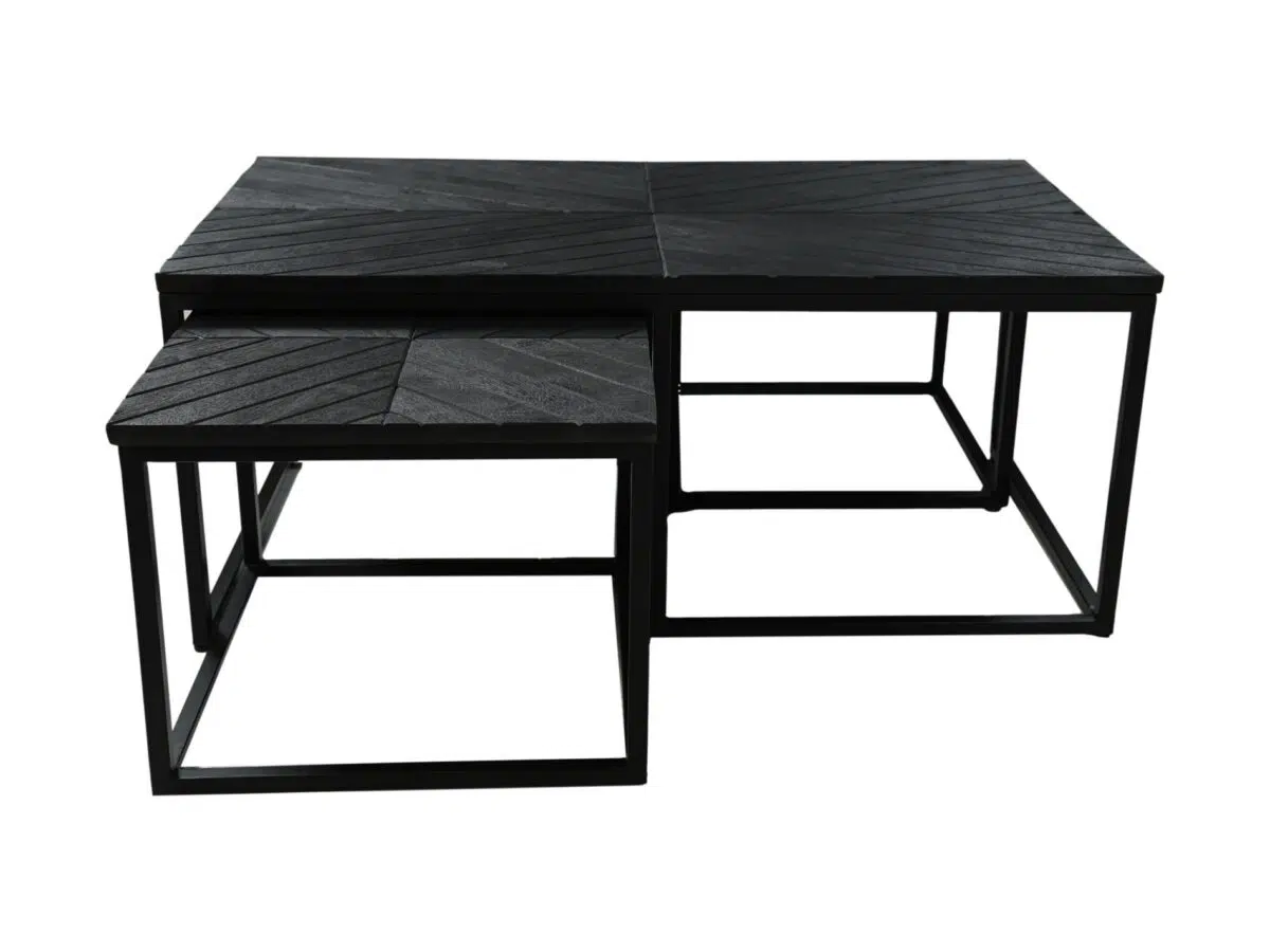 Twee zwarte nesttafels met getextureerde, geometrisch gepatroneerde bladen en metalen frames. Ze zijn gestapeld met de kleinere tafel gedeeltelijk onder de grotere.