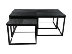 Twee zwarte nesttafels met getextureerde, geometrisch gepatroneerde bladen en metalen frames. Ze zijn gestapeld met de kleinere tafel gedeeltelijk onder de grotere.