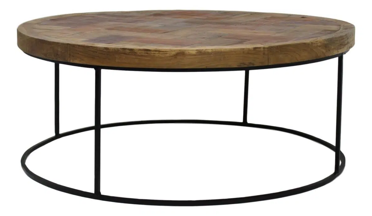 Ronde houten salontafel met een mozaïekpatroon op het bovenblad. De tafel heeft een rustieke afwerking en wordt ondersteund door een minimalistisch zwart metalen frame en poten.