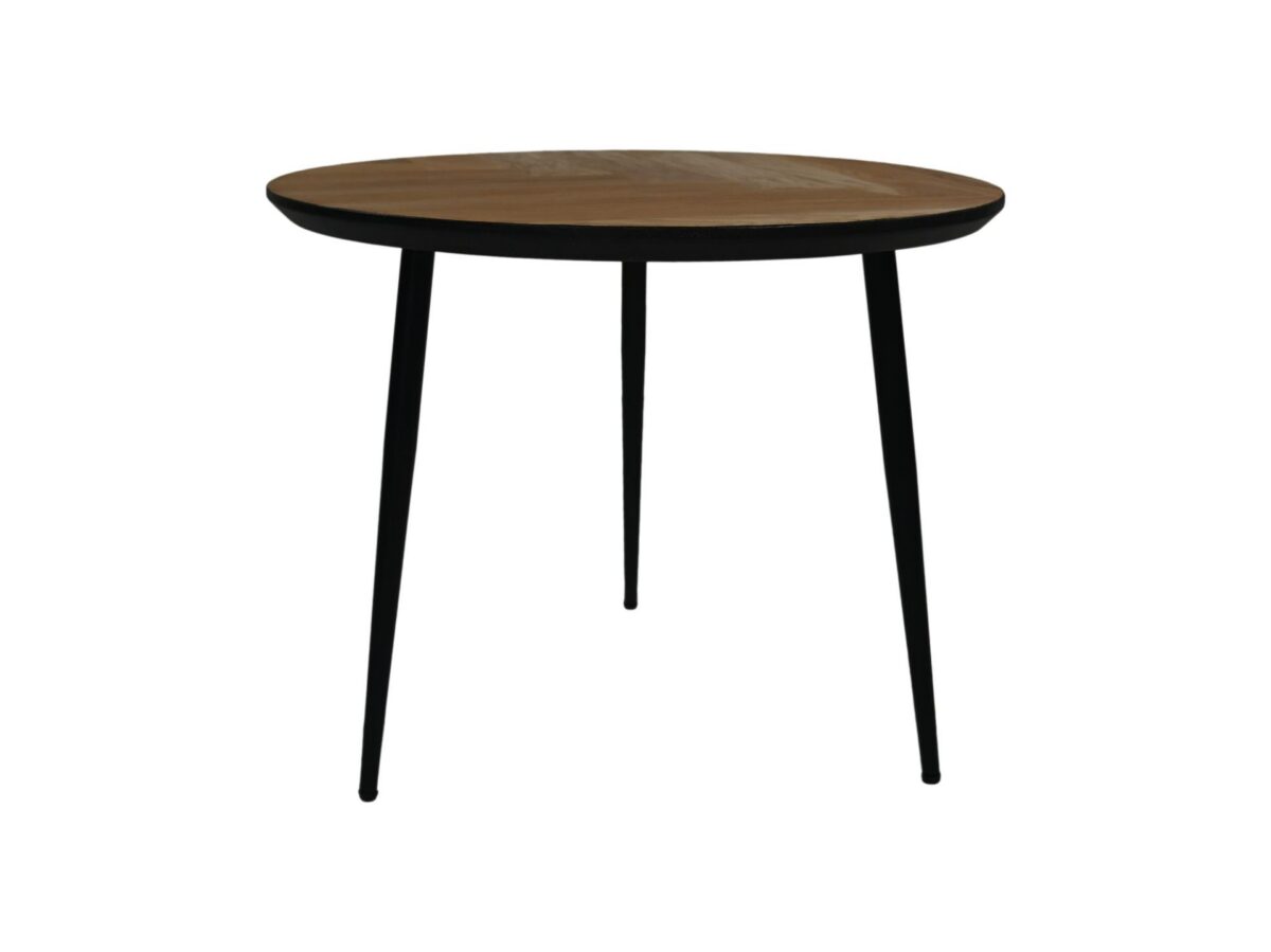 Een ronde houten tafel met een glad oppervlak en drie slanke, zwarte metalen poten, tegen een effen witte achtergrond.
