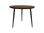 Een ronde houten tafel met een glad oppervlak en drie slanke, zwarte metalen poten, tegen een effen witte achtergrond.