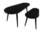 Twee zwarte, ovale bijzettafels met elk drie poten. De tafels hebben verschillende afmetingen, waarbij de grotere tafel links staat en de kleinere rechts. Beide tafels hebben een strak, minimalistisch design.