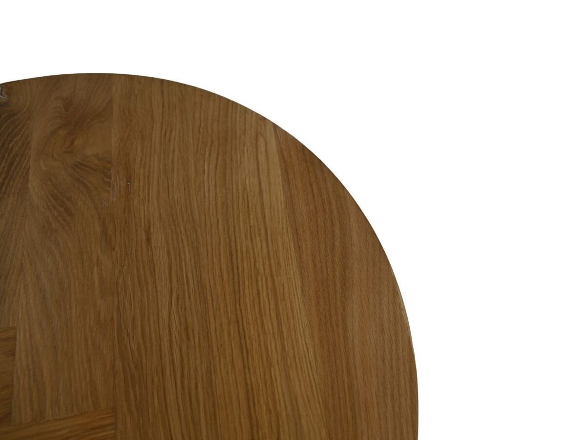 Een kwart van een rond houten tafelblad is afgebeeld tegen een witte achtergrond. Het hout heeft een natuurlijke afwerking met zichtbare nerfpatronen.