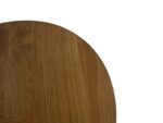 Een kwart van een rond houten tafelblad is afgebeeld tegen een witte achtergrond. Het hout heeft een natuurlijke afwerking met zichtbare nerfpatronen.