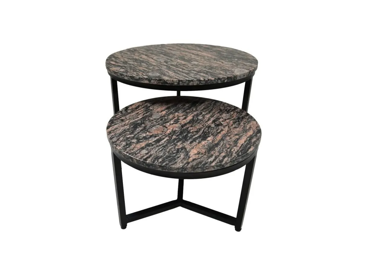 Twee ronde bijzettafels met zwarte metalen frames en bruine gespikkelde bladen. De grotere tafel is iets hoger en verschoven ten opzichte van de kleinere, waardoor een gelaagde uitstraling ontstaat.