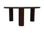 Een donkere houten tafel met een rond blad en drie cilindrische poten. Het tafelblad heeft een gladde afwerking en de poten zijn gelijkmatig verdeeld. Het ontwerp is eenvoudig en stevig, geschikt voor een modern of minimalistisch interieur.