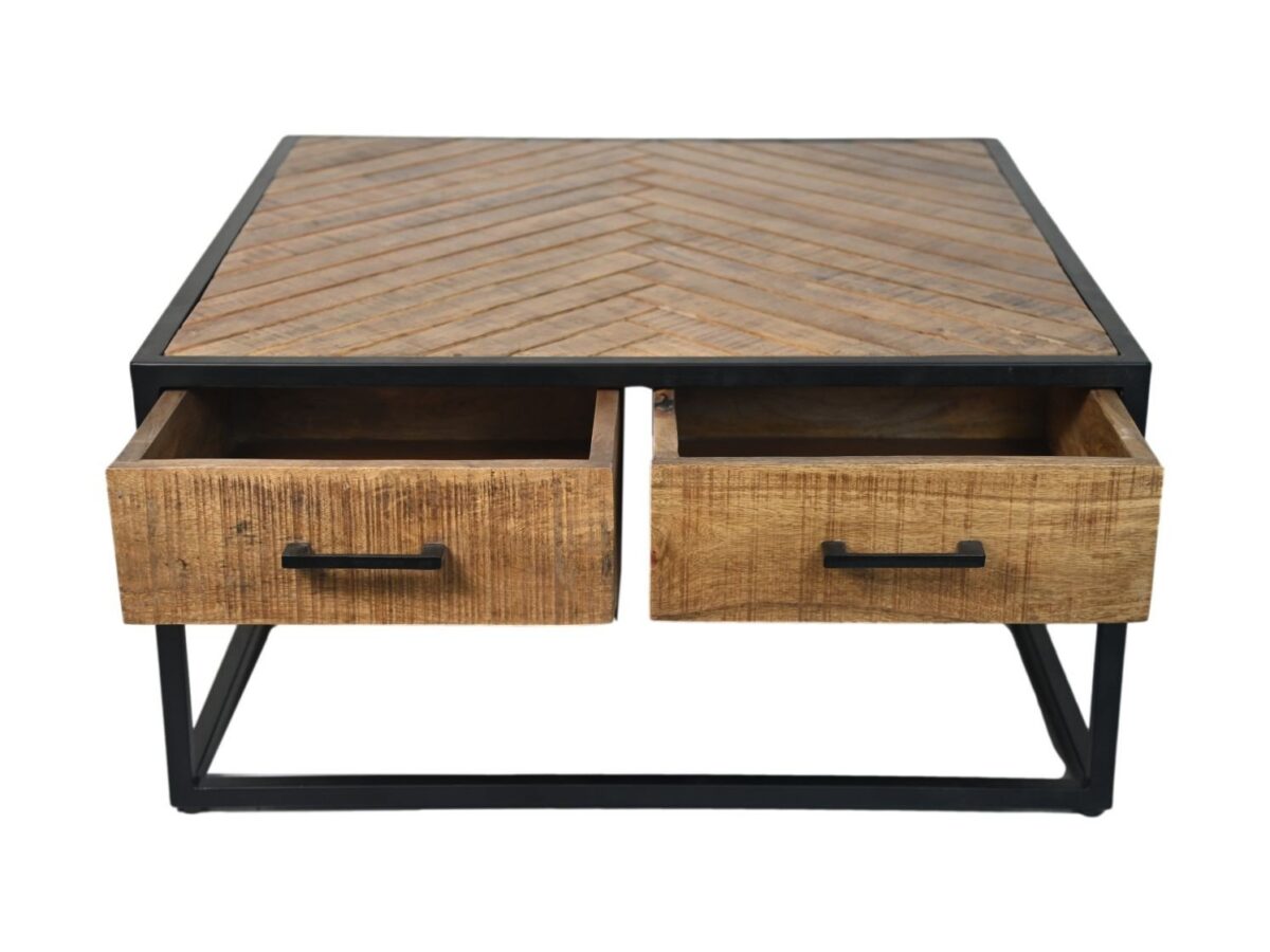 Een rechthoekige houten salontafel met een visgraatmotief op de bovenkant, met twee open lades. De tafel heeft een zwart metalen frame en eenvoudige zwarte handgrepen op de lades.