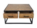 Een rechthoekige houten salontafel met een visgraatmotief op de bovenkant, met twee open lades. De tafel heeft een zwart metalen frame en eenvoudige zwarte handgrepen op de lades.