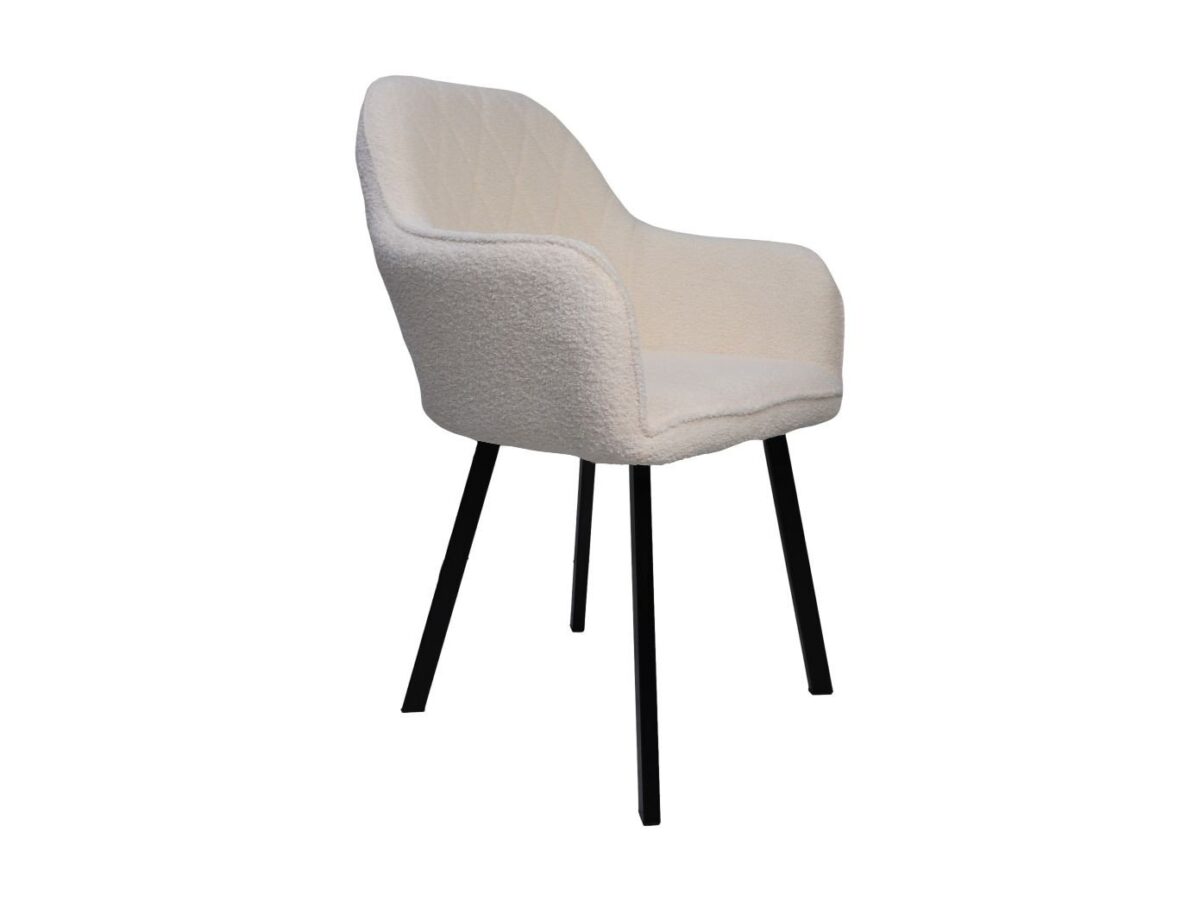 Een moderne fauteuil met een zachte, gestructureerde, gebroken witte stof en strakke zwarte metalen poten. Het ontwerp heeft een licht gebogen rugleuning en vierkante armleuningen, wat een eigentijdse touch toevoegt aan het uiterlijk van de stoel.