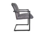 Zijaanzicht van een moderne stoel met een strak zwart metalen frame en donkergrijze, gewatteerde rugleuning, zitting en armleuningen. De stoel heeft een minimalistisch, cantilever design.