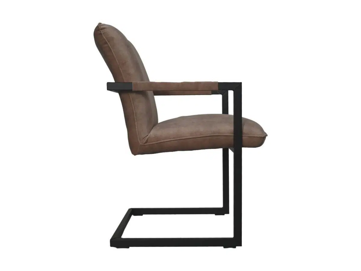 Zijaanzicht van een moderne stoel met een gewatteerde, bruine zitting en rugleuning. De stoel heeft een strak zwart metalen frame met armleuningen en een cantilever-basis, wat hem een eigentijdse uitstraling geeft.