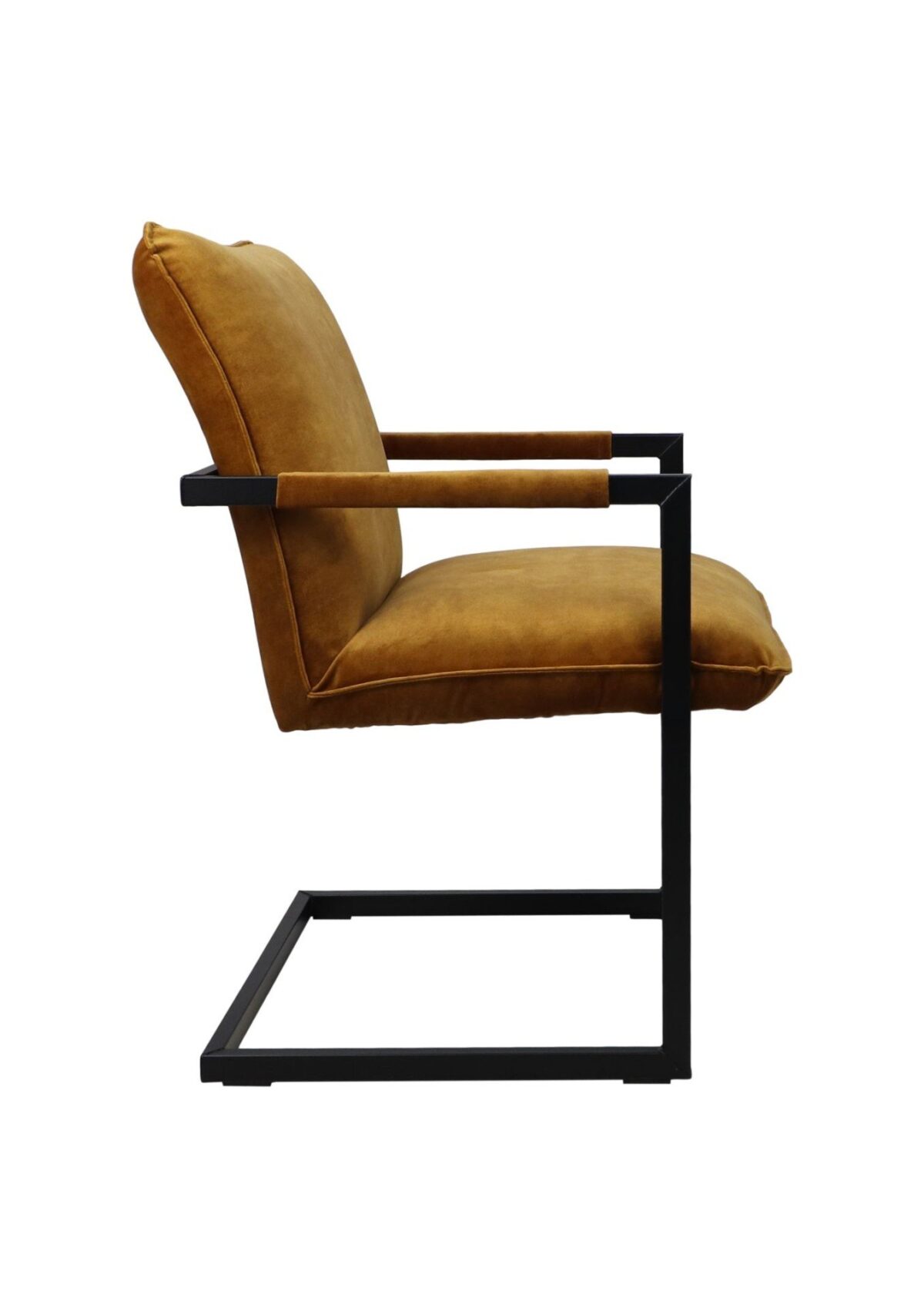 Zijaanzicht van een moderne stoel met een bruine, gewatteerde zitting en rugleuning. De stoel heeft een strak zwart metalen frame, met armleuningen en een cantilever-basis, wat een minimalistisch en stijlvol ontwerp oplevert.