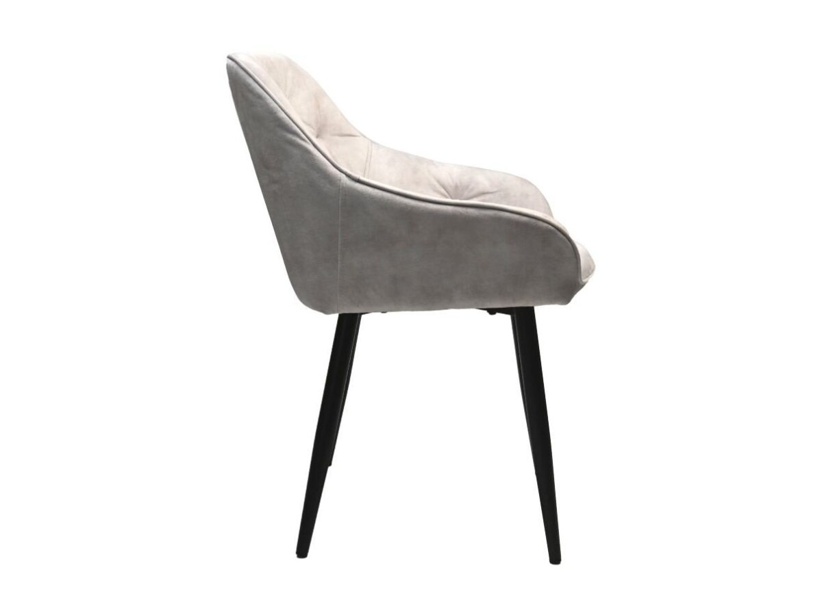 Een zijaanzicht van een moderne stoel met een zachte, lichtgrijze stoffen zitting en rugleuning. De stoel heeft strakke zwarte metalen poten en een licht gehoekt ontwerp voor ergonomische ondersteuning.