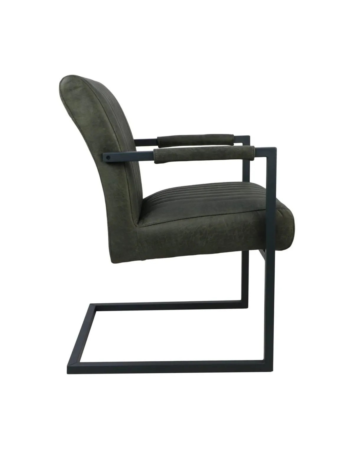 Zijaanzicht van een moderne stoel met een minimalistisch zwart metalen frame. Het heeft een gewatteerde zitting en rugleuning bekleed met donkergroene stof. De armleuningen zijn gewatteerd, passend bij de bekleding van de stoel.