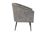 Een grijze, moderne fauteuil met een zachte stoffen afwerking, van opzij gezien. Hij heeft een ronde rugleuning en slanke, zwarte metalen poten. Het minimalistische ontwerp van de stoel geeft hem een eigentijdse look.