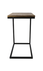 Een minimalistische bijzettafel met een vierkant houten blad en een zwart metalen frame. De tafel heeft een cantilever-ontwerp, waarbij het blad wordt ondersteund door een enkele verticale zijde die is verbonden met een vierkante basis.