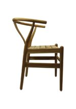 Zijaanzicht van een houten stoel met een gebogen rugleuning en geweven zitting. De stoel heeft elegante, vloeiende lijnen en een minimalistisch ontwerp, wat het vakmanschap en de natuurlijke houtafwerking benadrukt.