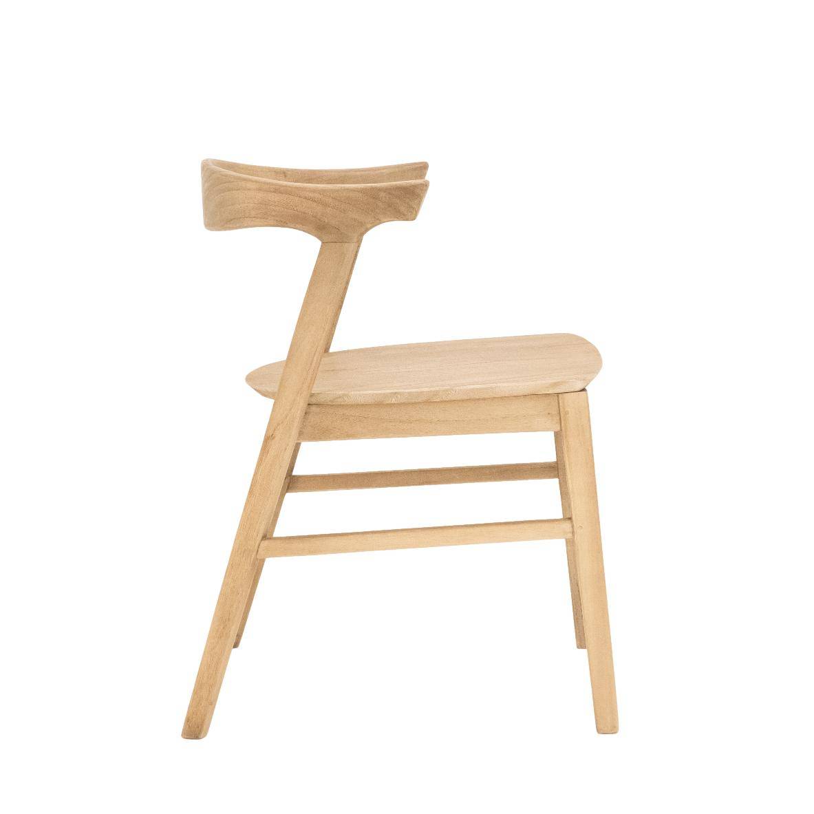 Zijaanzicht van een houten stoel met een gebogen rugleuning en minimalistisch design. De stoel heeft een gladde, natuurlijke houtafwerking en is voorzien van schuine poten en een eenvoudige zitting.