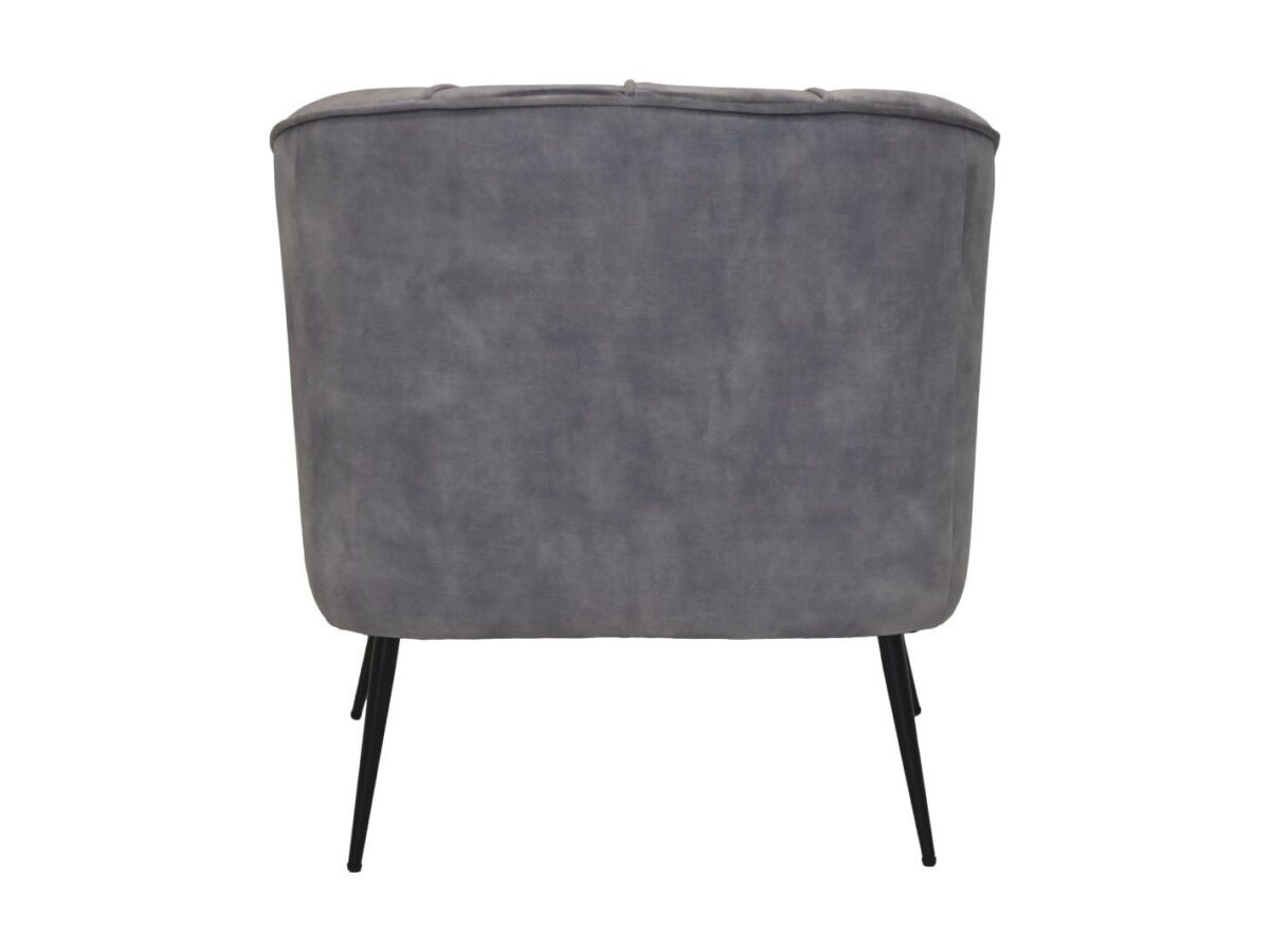 Achteraanzicht van een grijs gestoffeerde fauteuil met slanke zwarte metalen poten. De stoel heeft een eenvoudig, modern ontwerp met een glad stoffen oppervlak.