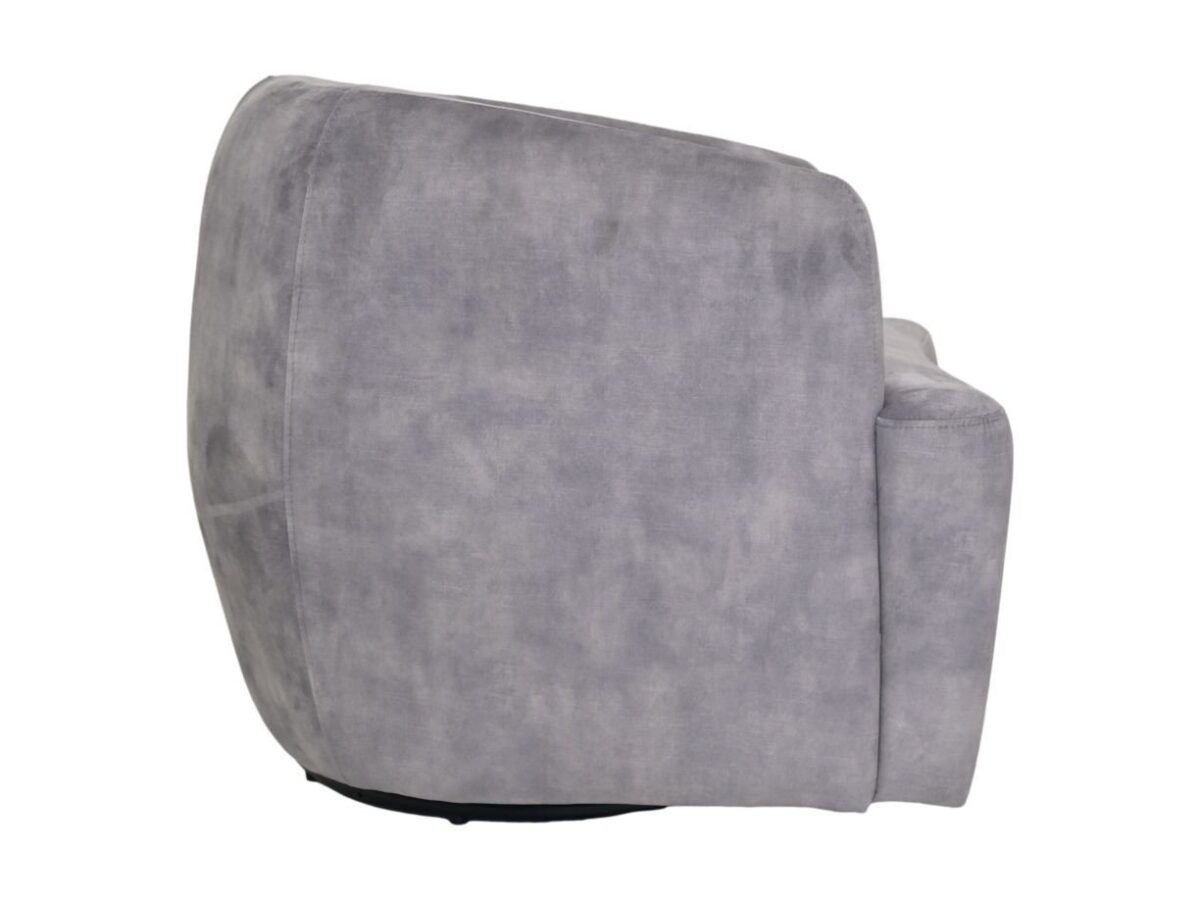 Zijaanzicht van een grijze, gecapitonneerde fauteuil met een gladde, stoffen textuur. De stoel heeft een licht achteroverleunende rugleuning en een ronde basis, wat suggereert dat hij kan draaien. Hij staat tegen een effen witte achtergrond.