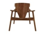 Een houten stoel met een eenvoudig, modern design. Hij heeft een licht hellende rugleuning, een brede zitting en stevige armleuningen, allemaal gemaakt van lichtgekleurd hout. De poten zijn naar buiten gericht, wat hem een stabiele basis geeft.