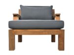 Een houten fauteuil met een eenvoudig, modern design met een dik grijs kussen op de zitting en een bijpassend grijs rugkussen. De stoel heeft brede, platte armleuningen en een stevig rechthoekig frame.