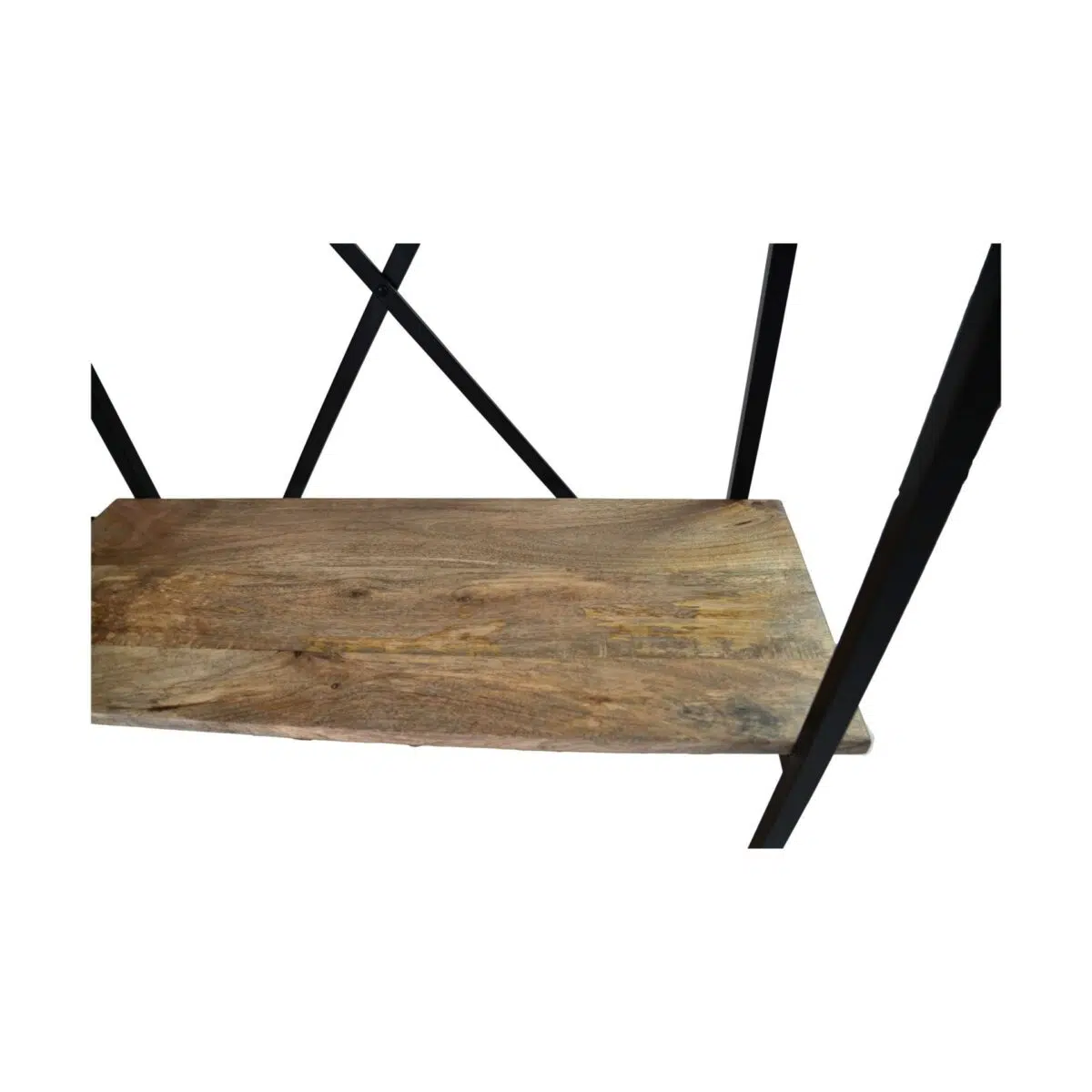 Een houten plank ondersteund door zwarte metalen staven, gerangschikt in een geometrisch patroon met kruisende lijnen. De plank heeft een natuurlijke houtnerf afwerking.