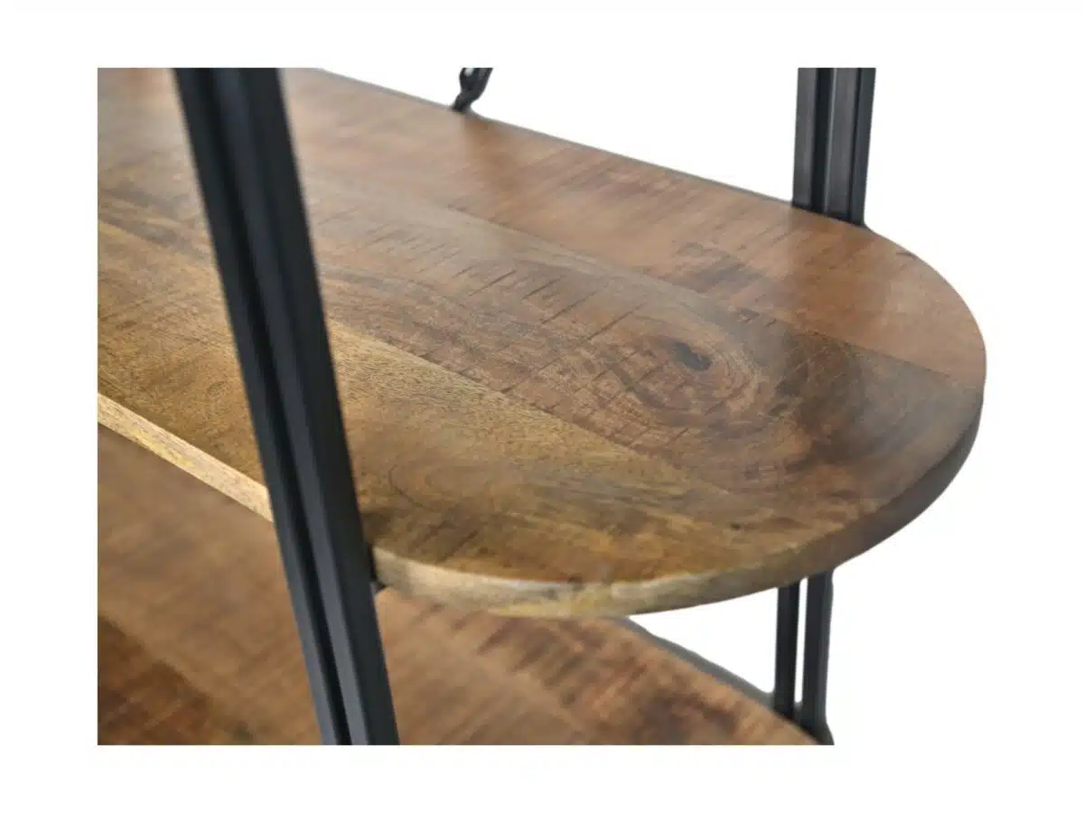 Close-up van een houten plank met een gladde, natuurlijke afwerking, ondersteund door een zwart metalen frame. Het hout heeft een warme toon en het oppervlak is licht gebogen, waardoor de plank een rustieke maar toch moderne uitstraling krijgt.