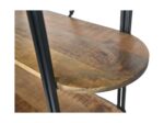 Close-up van een houten plank met een gladde, natuurlijke afwerking, ondersteund door een zwart metalen frame. Het hout heeft een warme toon en het oppervlak is licht gebogen, waardoor de plank een rustieke maar toch moderne uitstraling krijgt.