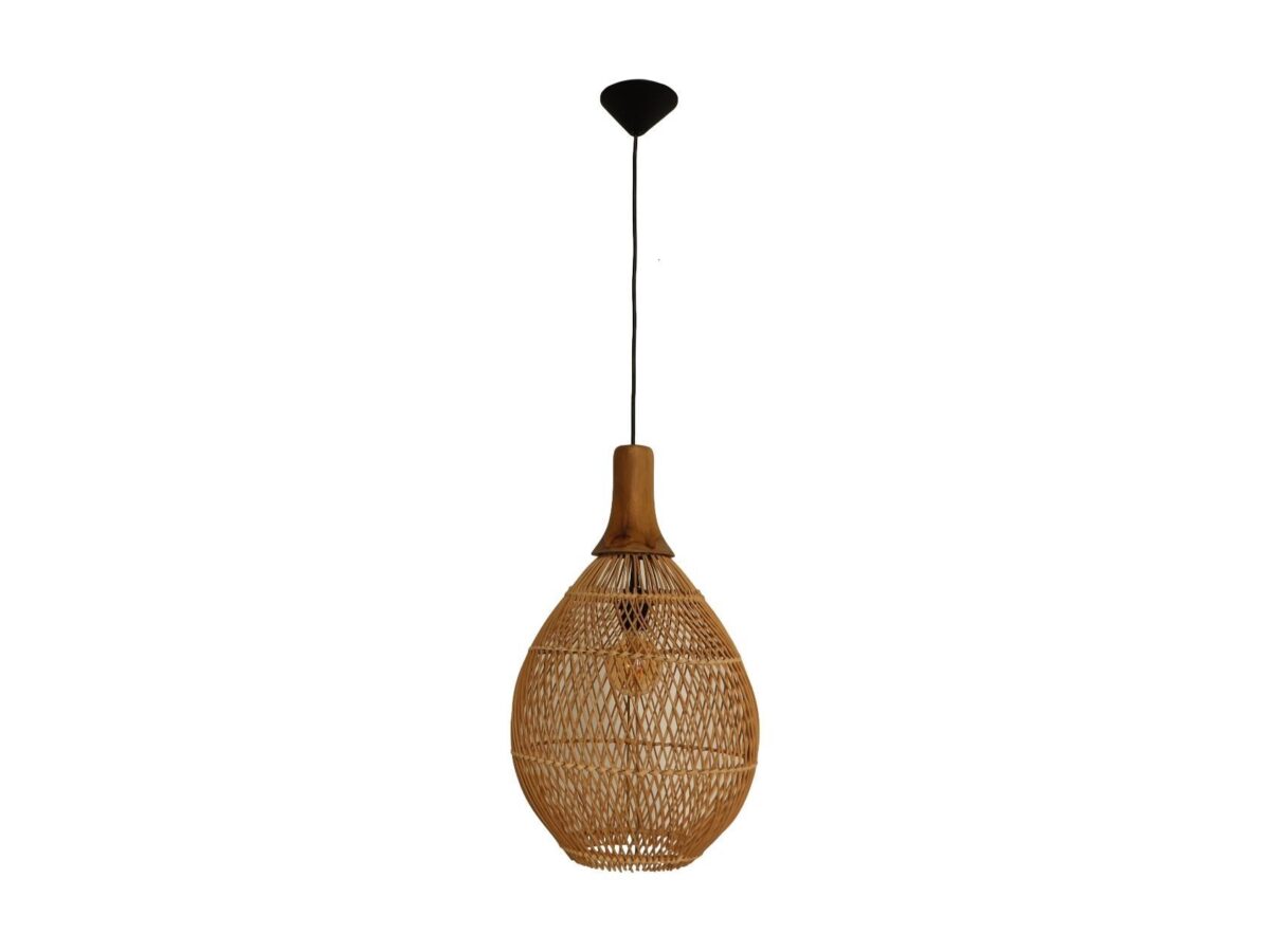 Een hanglamp met een geweven rotan kap en een houten accent bij de lamp. Het hangt aan een zwart snoer en een zwarte plafondbevestiging tegen een witte achtergrond.