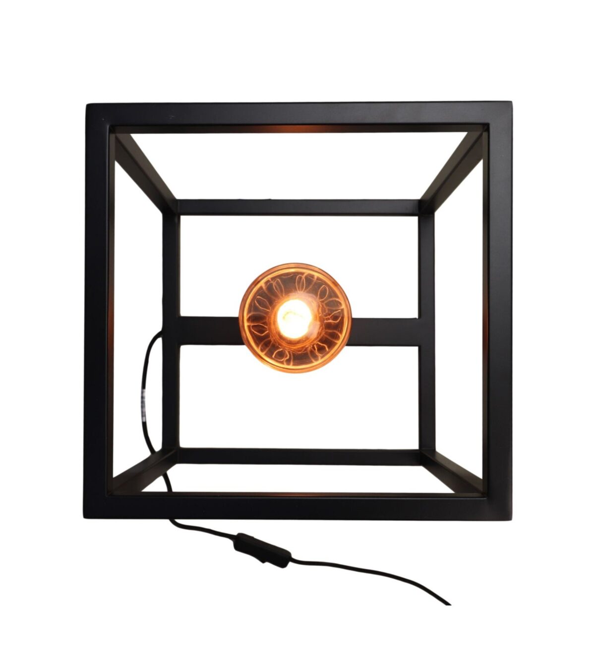 Een vierkante, zwarte metalen hanglamp met een zichtbare vintage-stijl lamp in het midden, hangend aan een plafond. De lamp straalt een warme gloed uit en een zichtbaar zwart snoer loopt vanaf de basis.