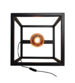 Een vierkante, zwarte metalen hanglamp met een zichtbare vintage-stijl lamp in het midden, hangend aan een plafond. De lamp straalt een warme gloed uit en een zichtbaar zwart snoer loopt vanaf de basis.