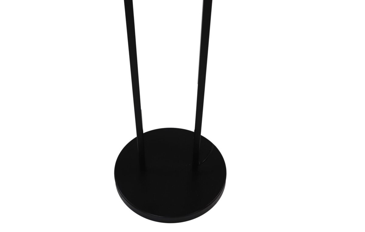Close-up van de voet van een zwarte staande lamp met twee verticale staven die omhoog steken. De voet is rond en rust op een witte achtergrond.