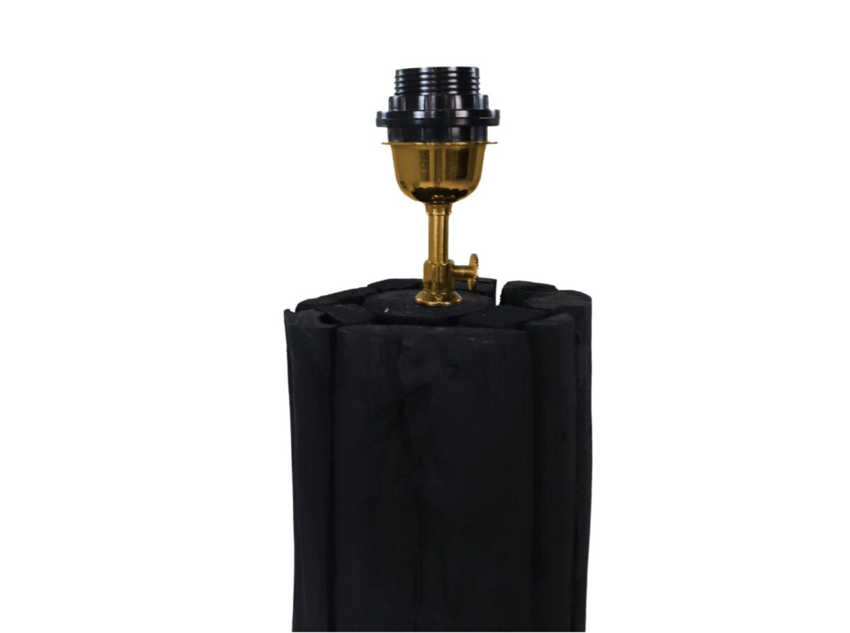Een lamp met een voet die lijkt op een stapel zwarte houtskoolstukken, met daarbovenop een goud-zwarte fitting, tegen een witte achtergrond.