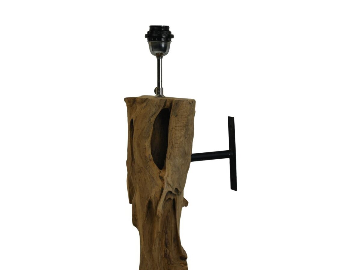 Een tafellamp met een voet van getextureerd drijfhout, met een donkere metalen lamphouder bovenop en een horizontale metalen beugel die aan de zijkant uitsteekt. Het ontwerp geeft een rustieke en natuurlijke uitstraling.