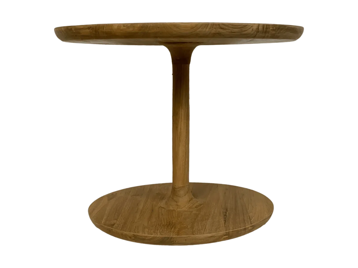 Een kleine ronde houten tafel met een enkele centrale voetstukbasis. Het tafelblad en de basis hebben een gladde, natuurlijke houtafwerking, met een lichtbruine kleur en subtiele houtnerfpatronen.