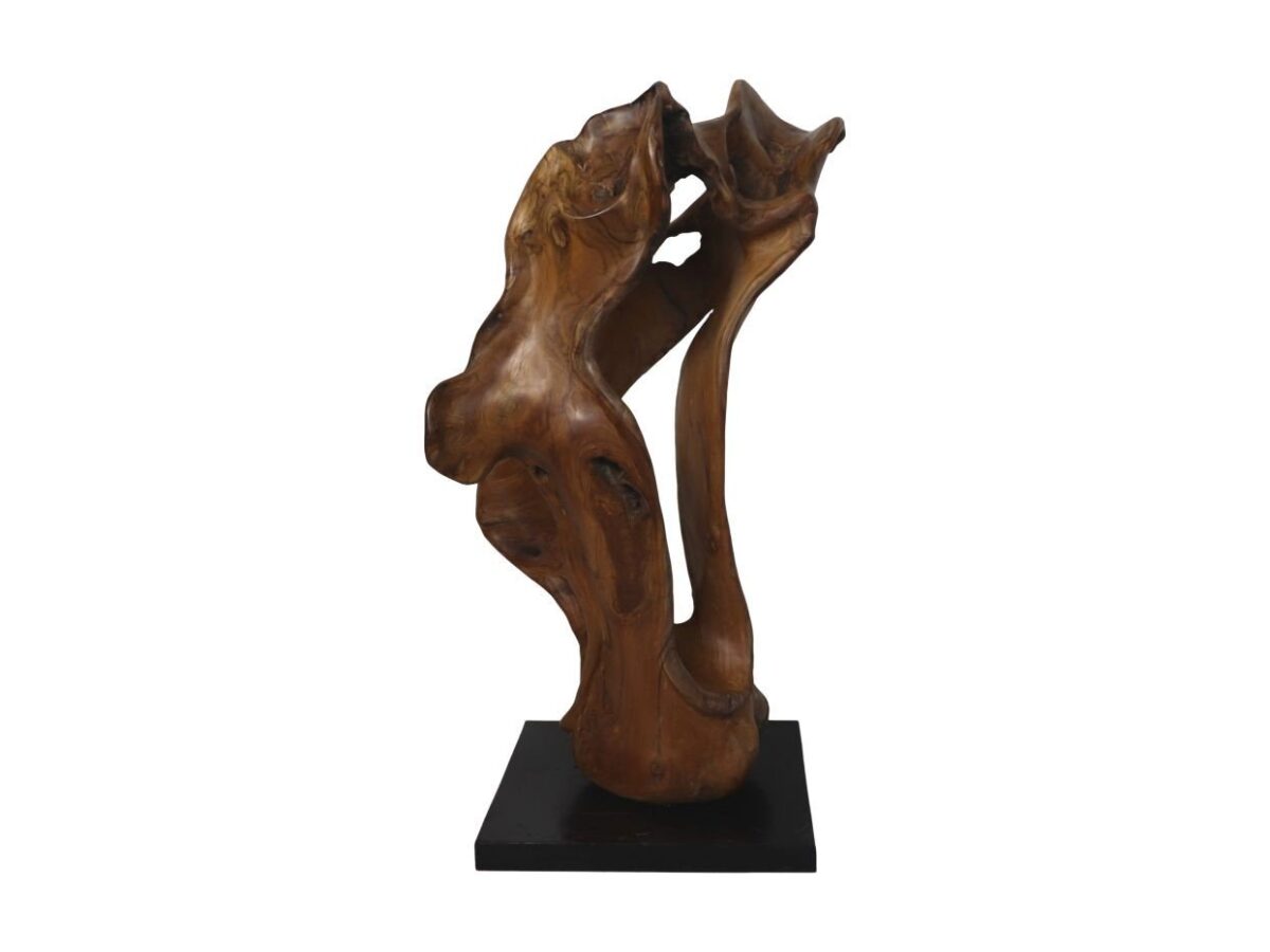Een houten abstract beeldhouwwerk met vloeiende, vloeiende rondingen en natuurlijke knopen staat op een zwarte rechthoekige basis. Het stuk heeft twee opwaartse, golvende hoofdvormen, die lijken op verweven organische vormen tegen een witte achtergrond.