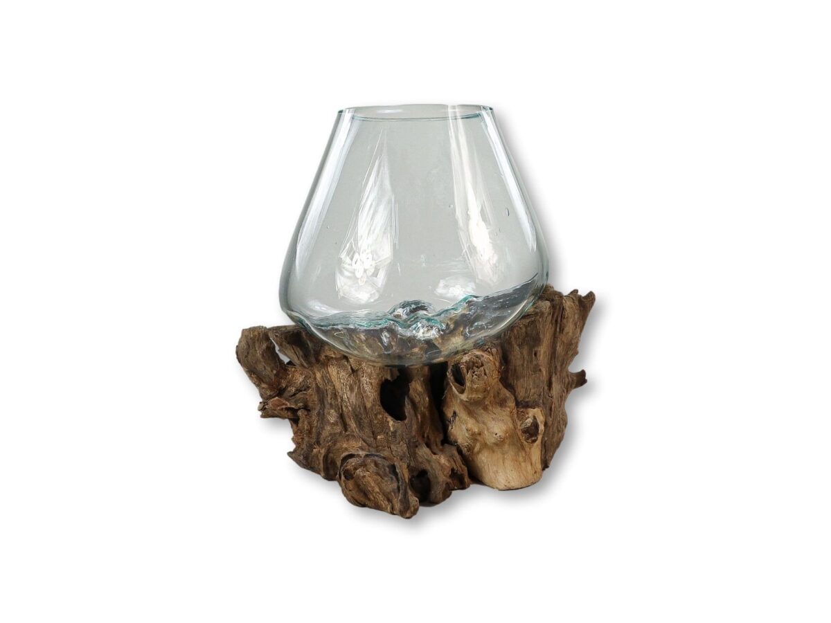 Een glazen vaas met een ronde, smalle hals staat op een natuurlijk, ruig stuk drijfhout. De combinatie van glad glas en getextureerd hout creëert een rustieke maar elegante uitstraling.