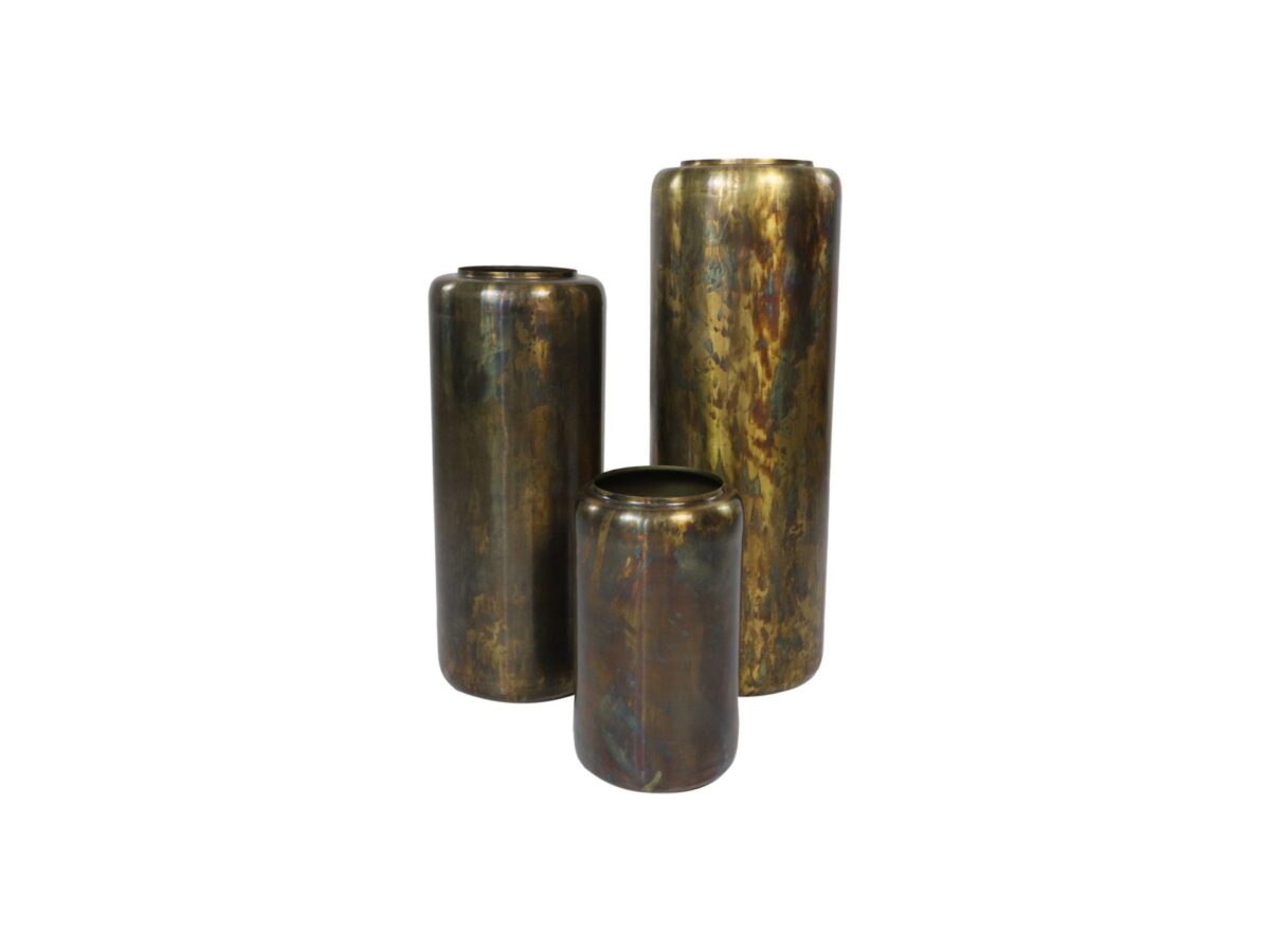 Drie metalen cilindervormige vazen met een iriserende glans. De vazen hebben verschillende hoogtes en staan dicht bij elkaar tegen een effen witte achtergrond.