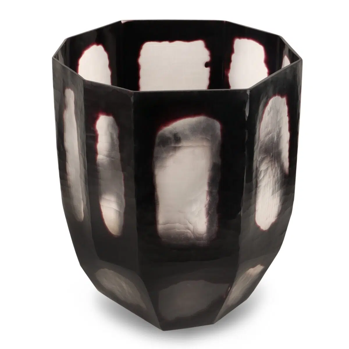 Een gefacetteerd, metalen beeldhouwwerk met een reflecterende, achthoekige vorm en een donker oppervlak met lichtere, ongelijke plekken. Het stuk heeft een modern, abstract ontwerp met gladde randen en een getextureerd uiterlijk.