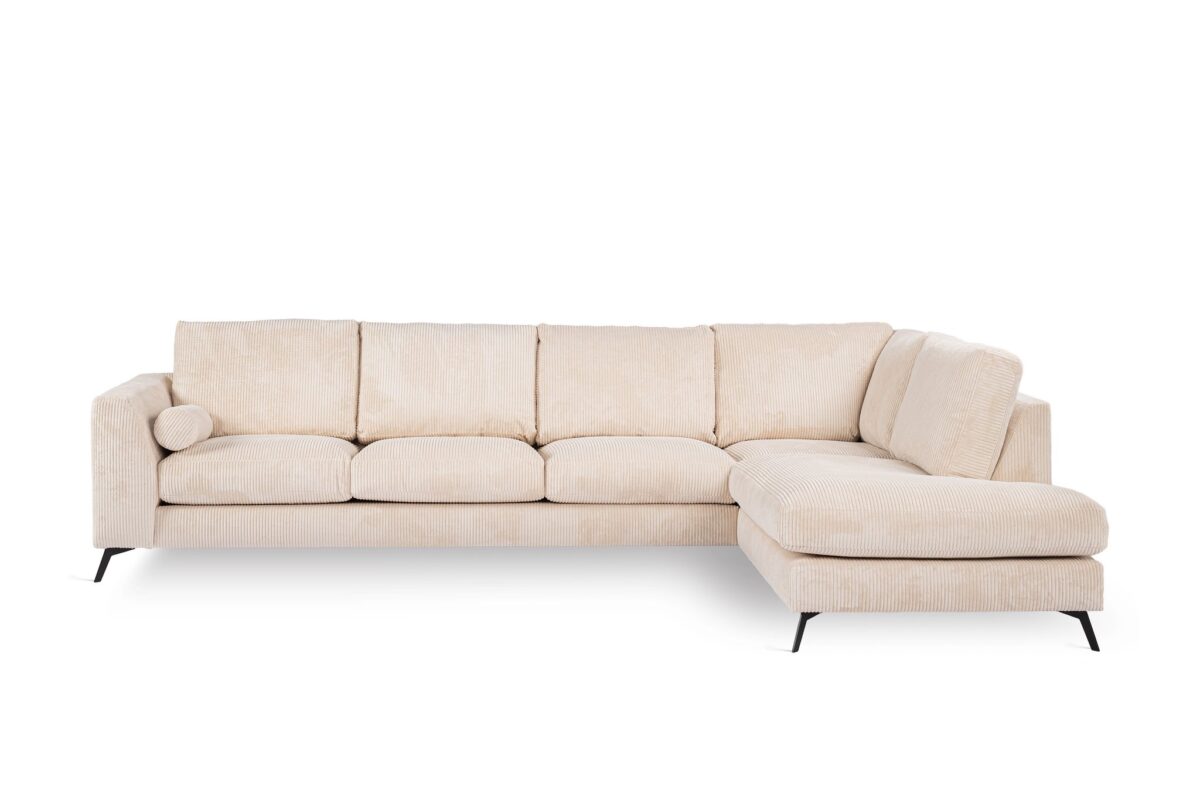Een crèmekleurige, L-vormige sectionele bank met zachte kussens en een strak, modern design staat tegen een witte achtergrond. De bank heeft slanke armleuningen en rust op strakke, zwarte metalen poten.