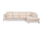 Een crèmekleurige, L-vormige sectionele bank met zachte kussens en een strak, modern design staat tegen een witte achtergrond. De bank heeft slanke armleuningen en rust op strakke, zwarte metalen poten.
