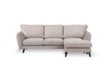 Een lichtbeige sectionele bank met drie kussens en een L-vormige chaise longue aan de rechterkant. Hij heeft zwarte poten en staat op een effen witte achtergrond.