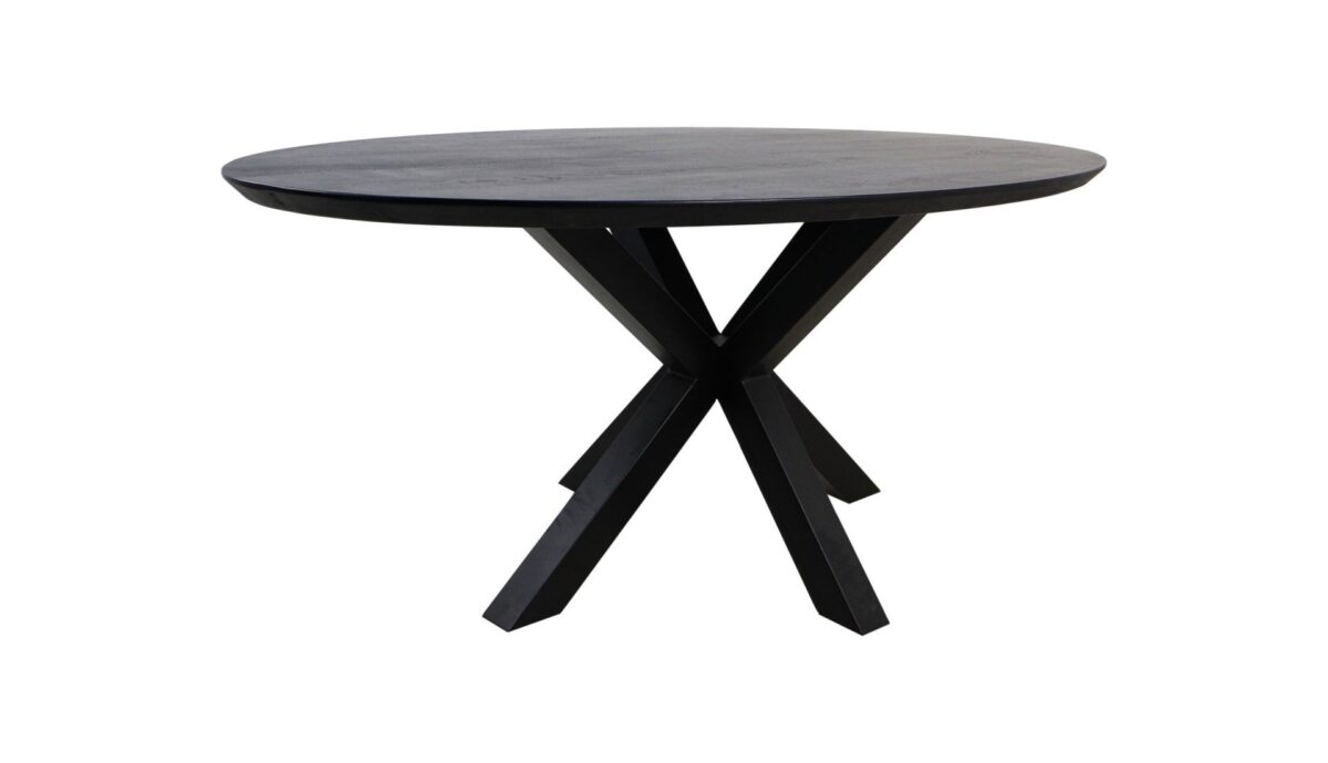 Een strakke, moderne zwarte houten ronde tafel met een opvallend gekruist poten-onderstelontwerp. Het tafelblad is glad en onversierd, wat de minimalistische esthetiek laat zien. De tafel staat op een plat oppervlak, wat de eigentijdse stijl benadrukt.