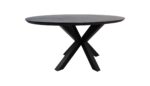 Een strakke, moderne zwarte houten ronde tafel met een opvallend gekruist poten-onderstelontwerp. Het tafelblad is glad en onversierd, wat de minimalistische esthetiek laat zien. De tafel staat op een plat oppervlak, wat de eigentijdse stijl benadrukt.