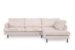 Een lichtbeige L-vormige sectionele bank met drie gestoffeerde zittingen aan de linkerkant en een chaise longue aan de rechterkant. Het heeft zwarte, slanke poten en een minimalistisch ontwerp, tegen een effen witte achtergrond.