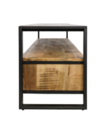 Zijaanzicht van een rechthoekige houten salontafel met een minimalistisch ontwerp. Het heeft een zwart metalen frame en een dikke houten boven- en onderplank, met een natuurlijke houtnerfafwerking.
