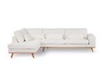 Een moderne, witte L-vormige bank met houten poten. De bank heeft een chaise longue aan de linkerkant en bevat verschillende bijpassende kussens. Het ontwerp is minimalistisch tegen een effen witte achtergrond.
