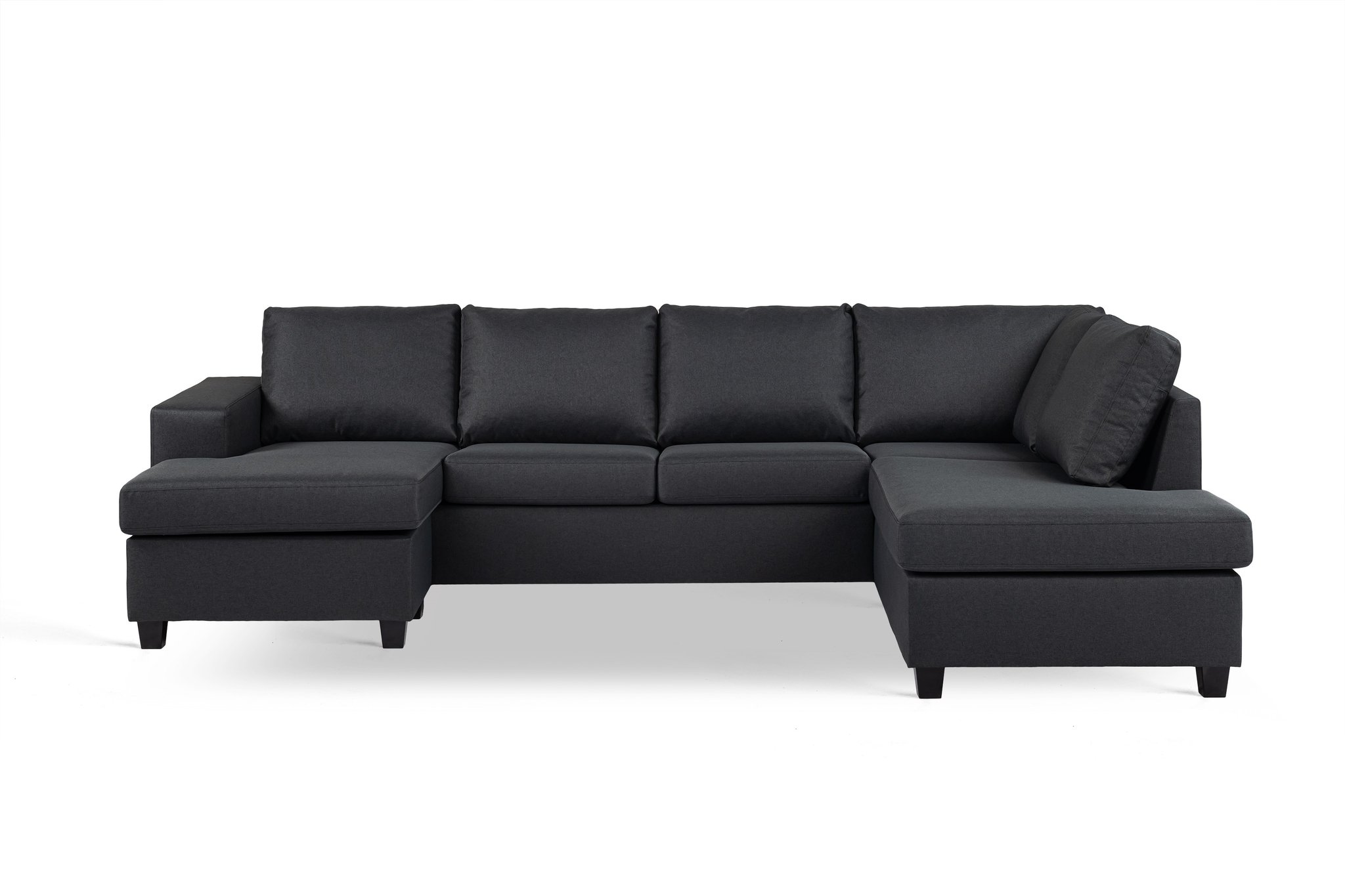Een donkergrijze L-vormige sectionele bank met gestoffeerde zittingen en rugleuningen. De bank heeft een chaise longue aan de linkerkant en rust op korte zwarte poten, tegen een effen witte achtergrond.